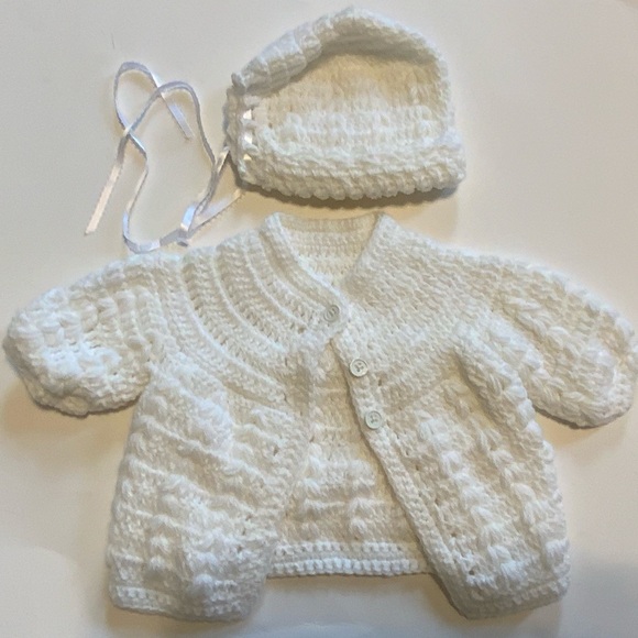 WHITE CROTCHET NEWBORN 2 PC HAT SWEATER RIBBON ADJUSTER BUTTONS DOWN FRONT SET - Picture 3 of 5